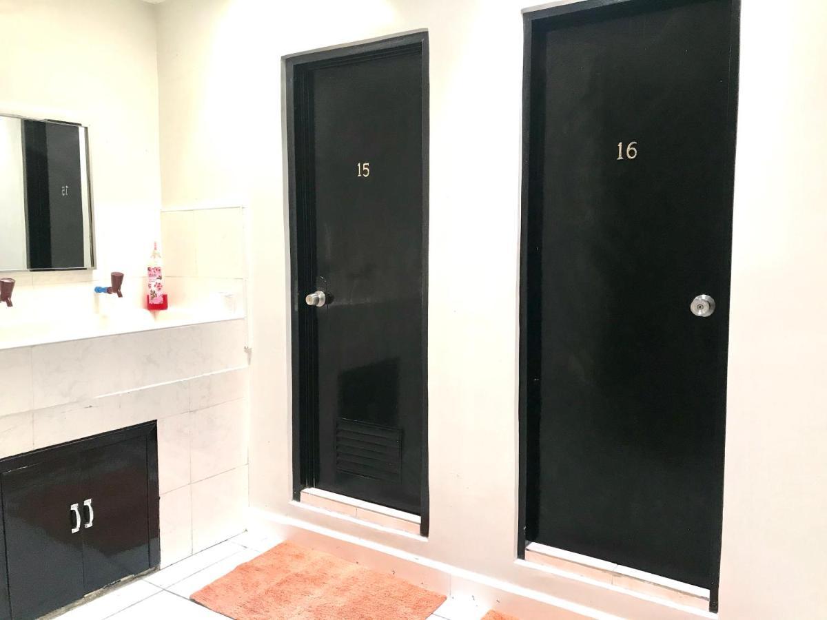 Halfway House Hostel Mactan Cebu Airport Lapu-Lapu City Esterno foto