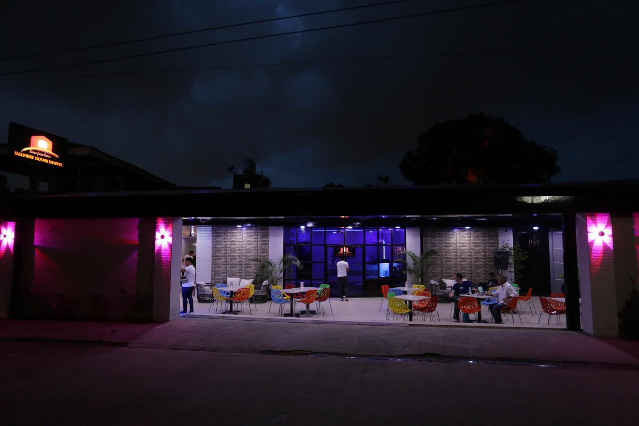 Halfway House Hostel Mactan Cebu Airport Lapu-Lapu City Esterno foto