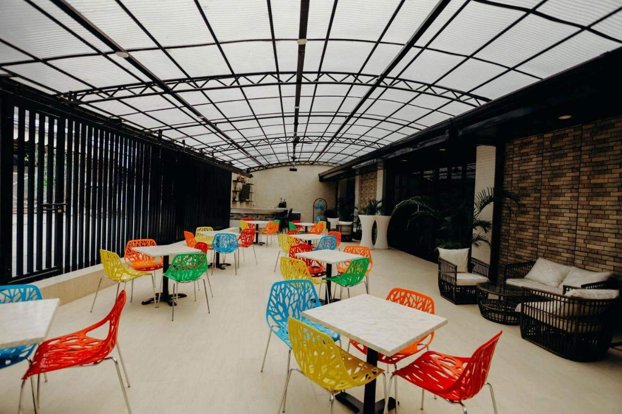Halfway House Hostel Mactan Cebu Airport Lapu-Lapu City Esterno foto